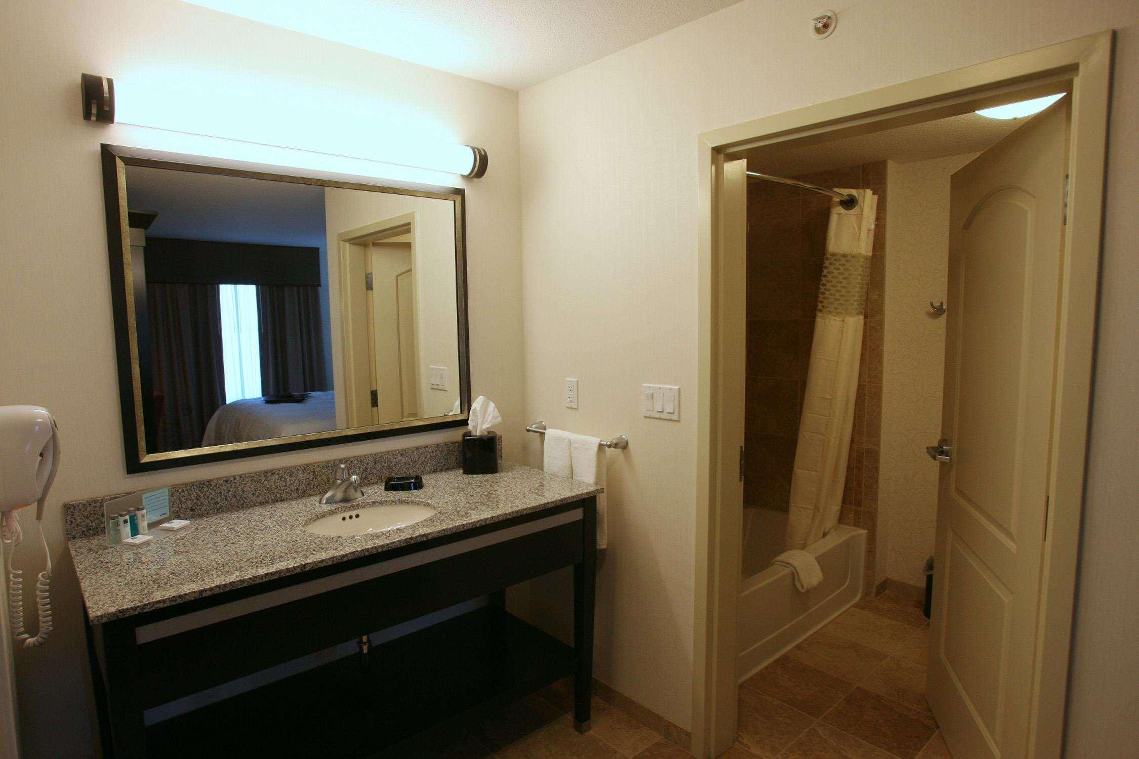 Hampton Inn & Suites Red Deer Penhold Номер фото