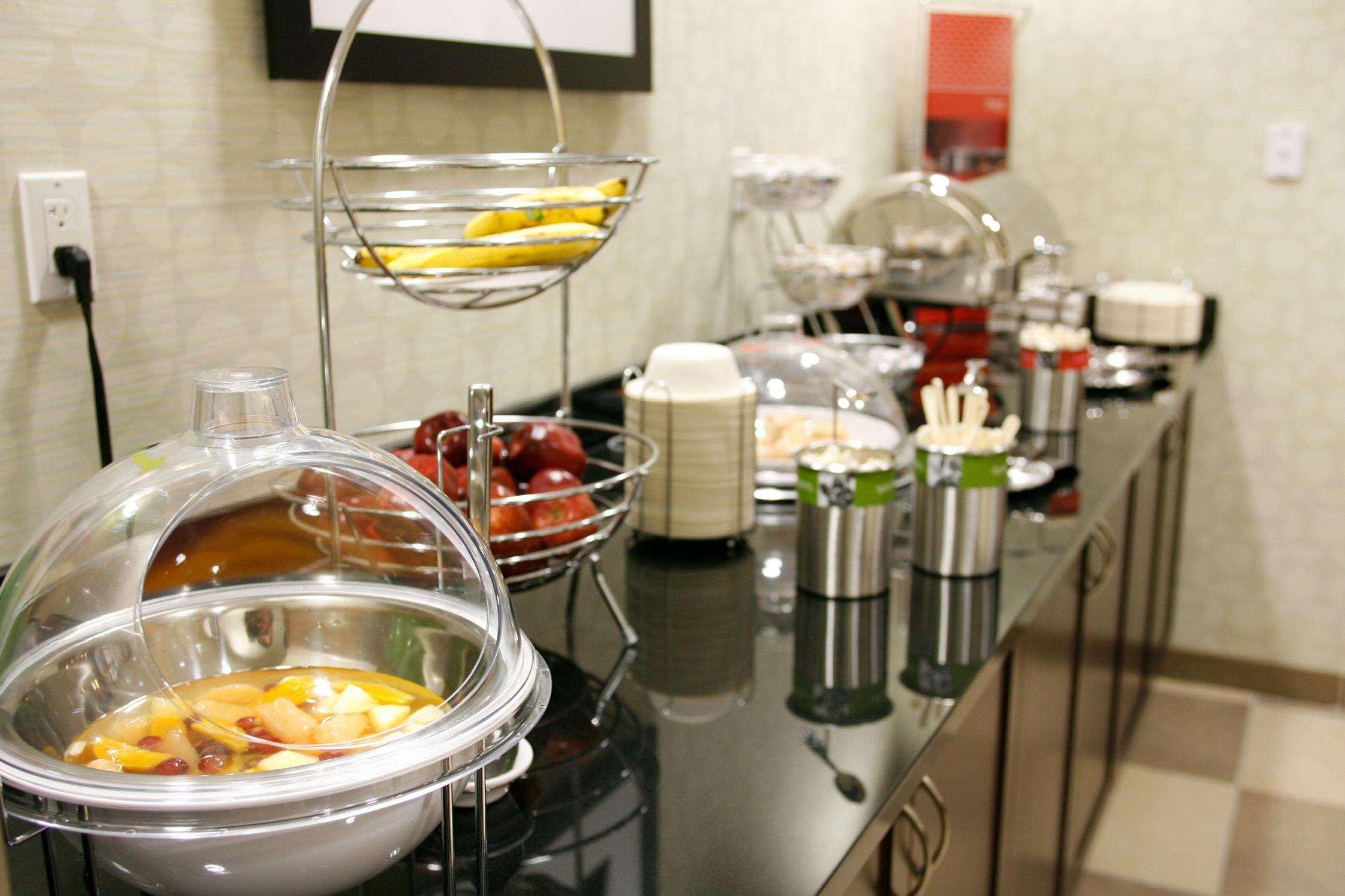 Hampton Inn & Suites Red Deer Penhold Ресторан фото