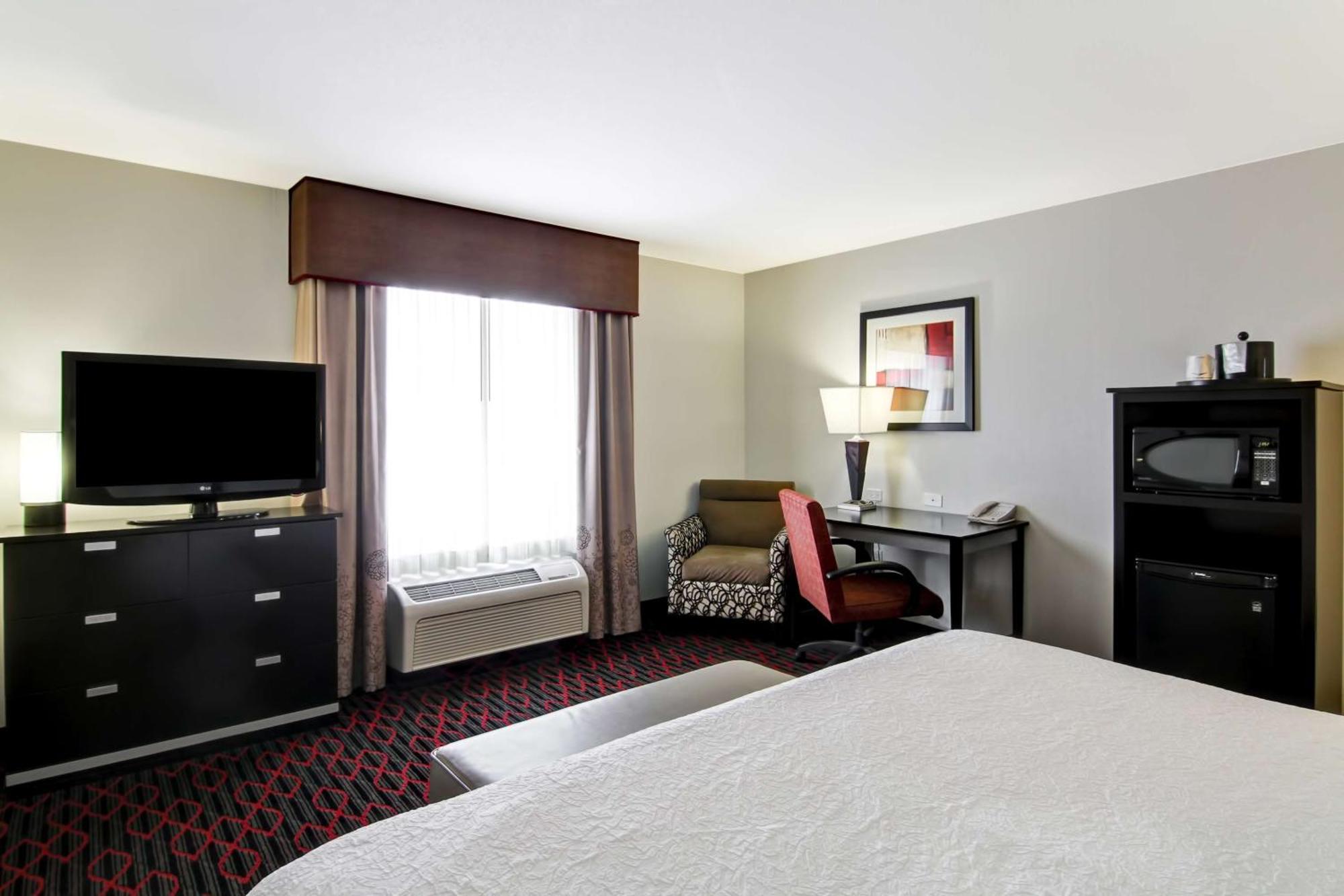 Hampton Inn & Suites Red Deer Penhold Экстерьер фото