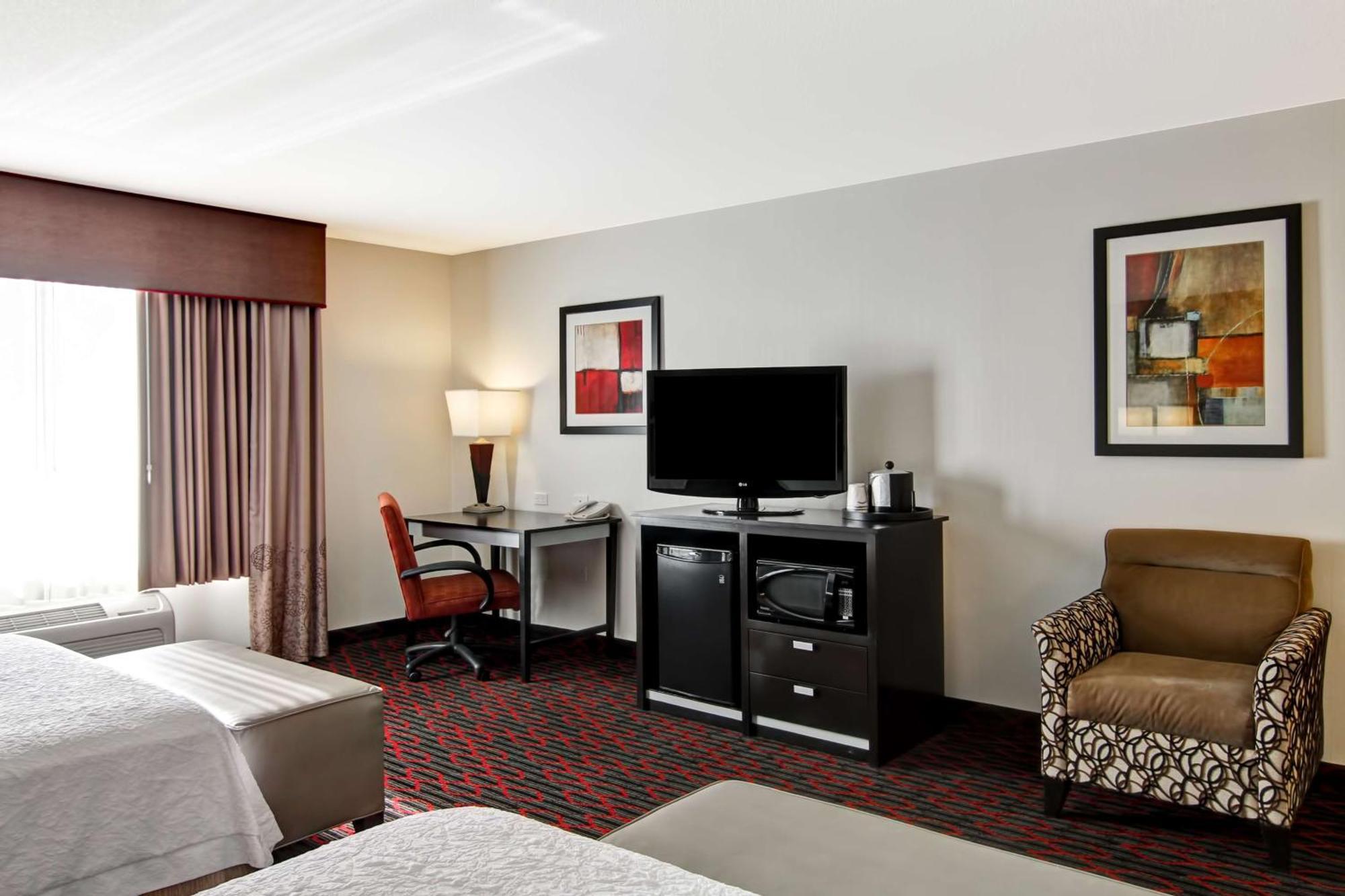 Hampton Inn & Suites Red Deer Penhold Экстерьер фото