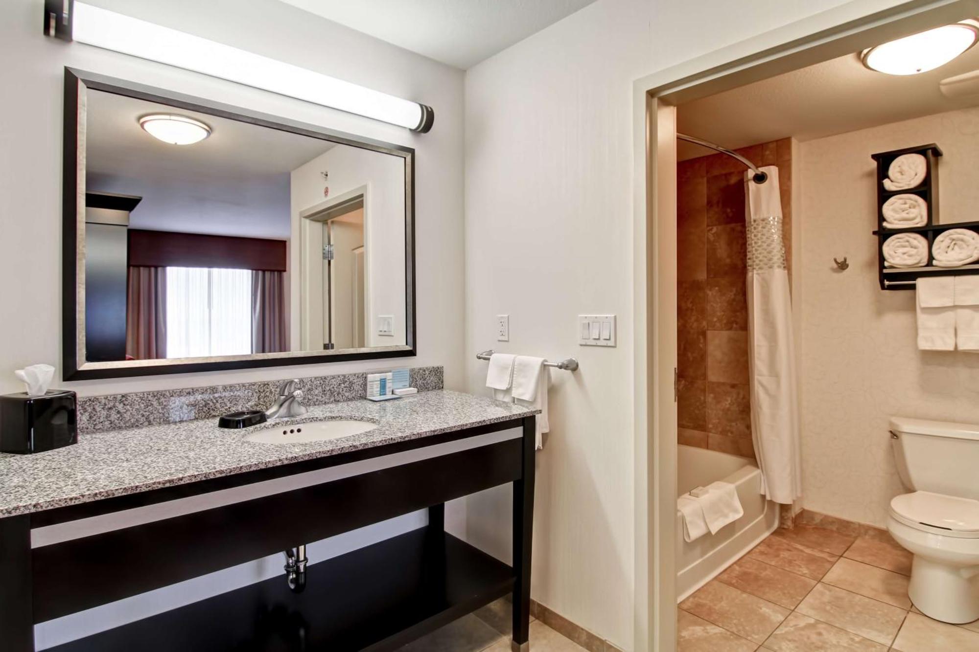 Hampton Inn & Suites Red Deer Penhold Экстерьер фото