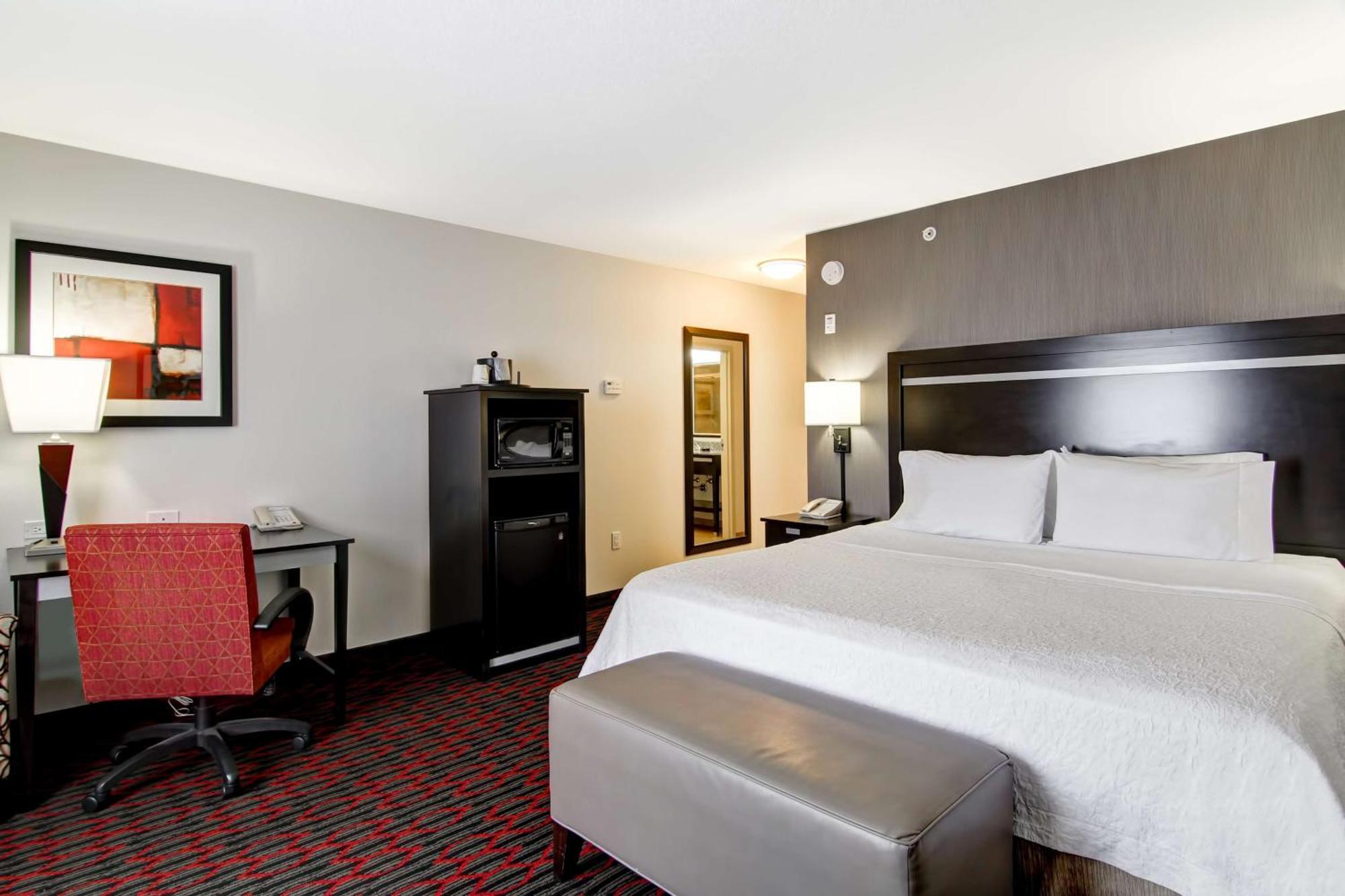 Hampton Inn & Suites Red Deer Penhold Экстерьер фото