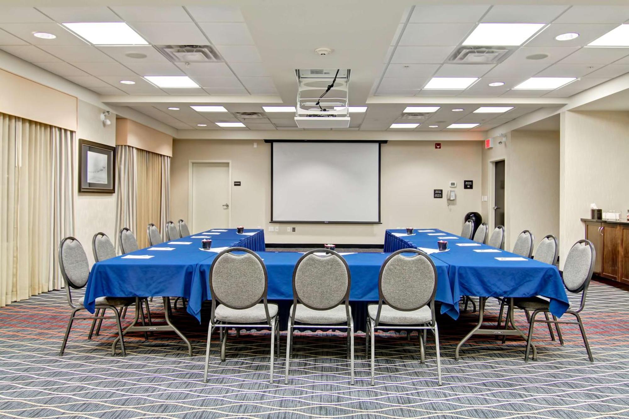 Hampton Inn & Suites Red Deer Penhold Экстерьер фото