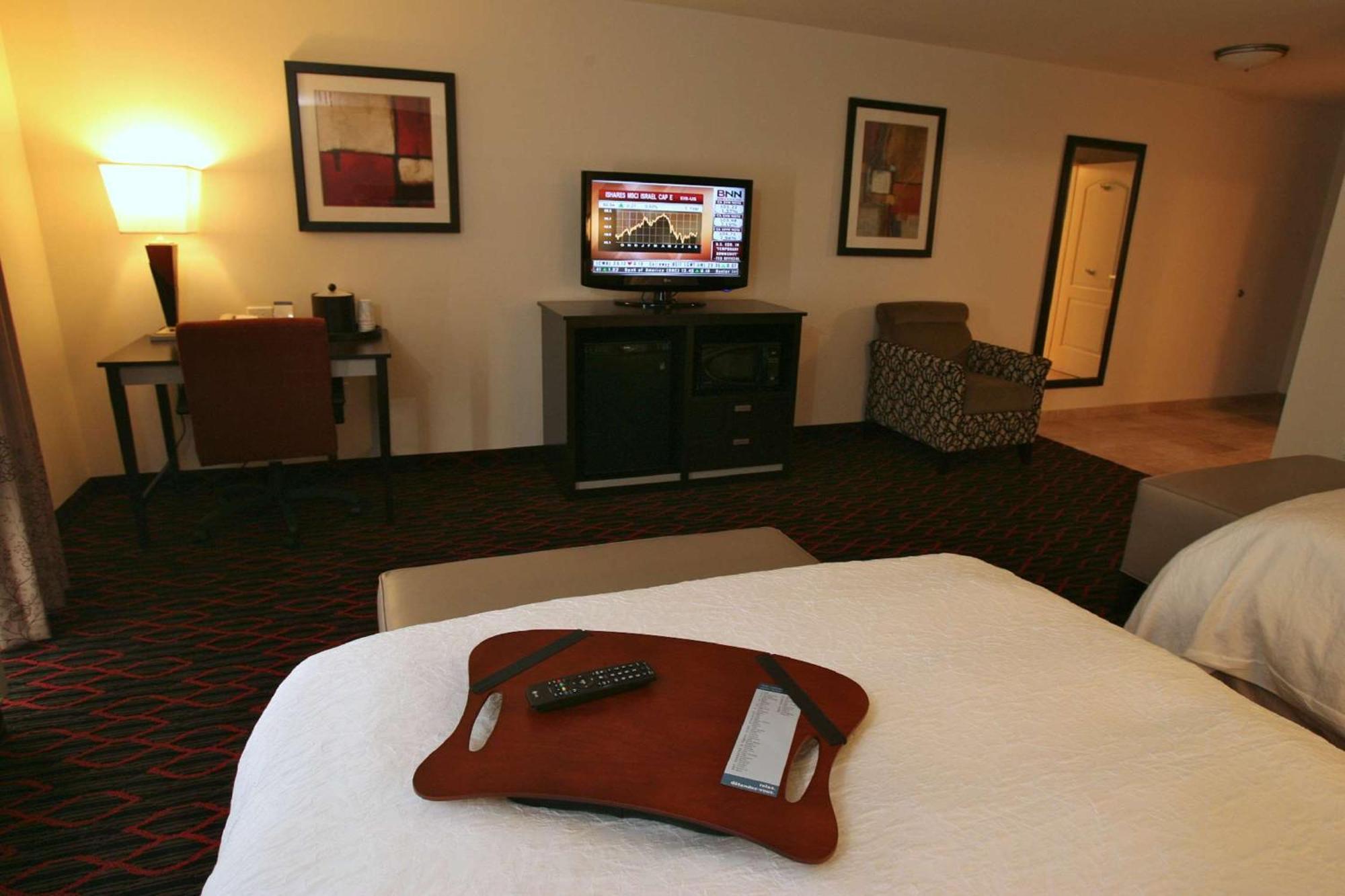 Hampton Inn & Suites Red Deer Penhold Экстерьер фото