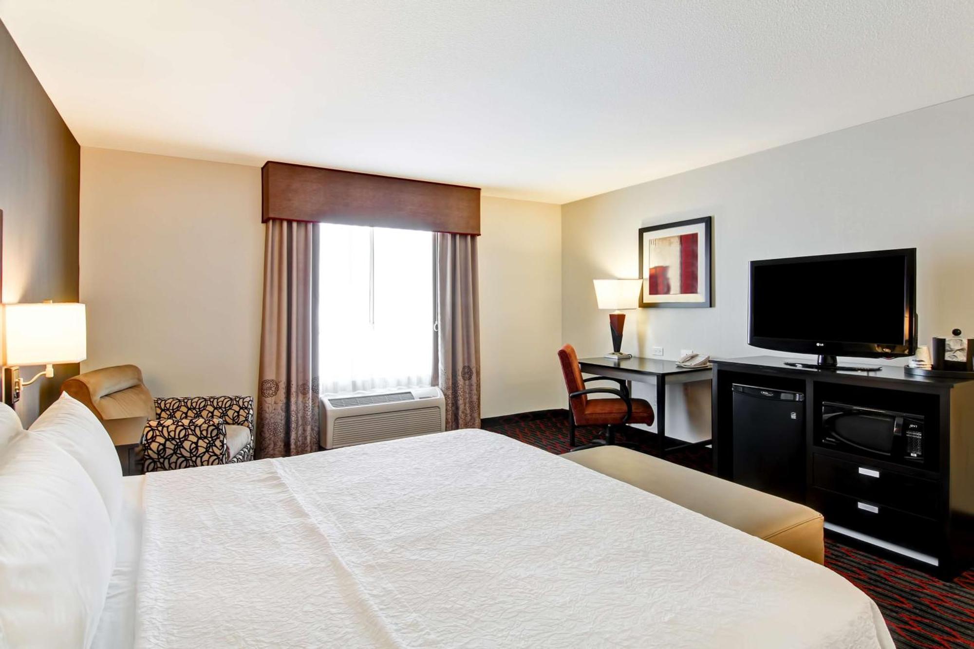 Hampton Inn & Suites Red Deer Penhold Экстерьер фото