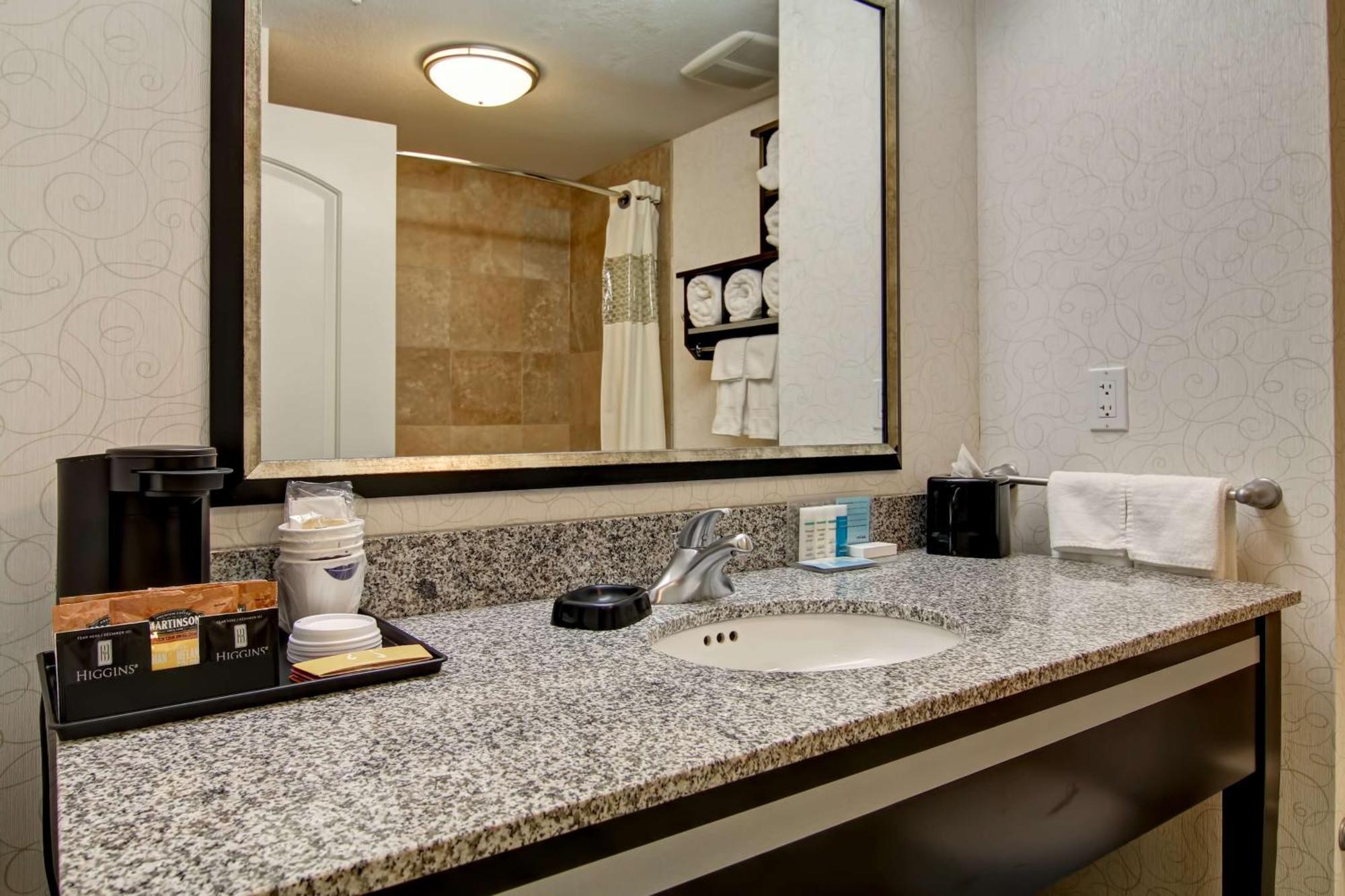 Hampton Inn & Suites Red Deer Penhold Экстерьер фото