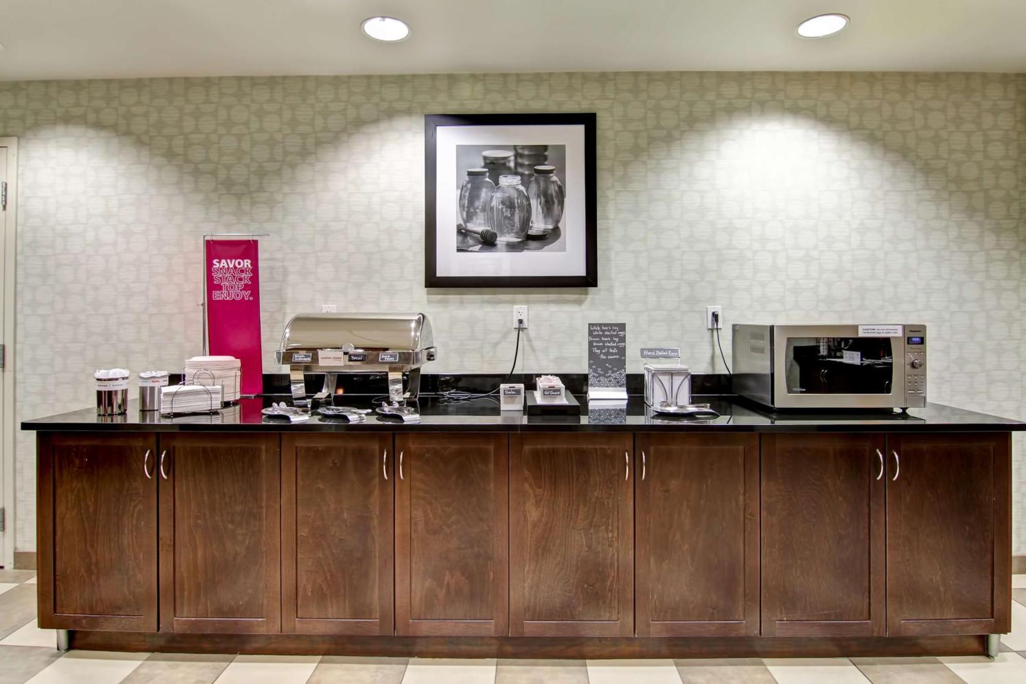 Hampton Inn & Suites Red Deer Penhold Экстерьер фото