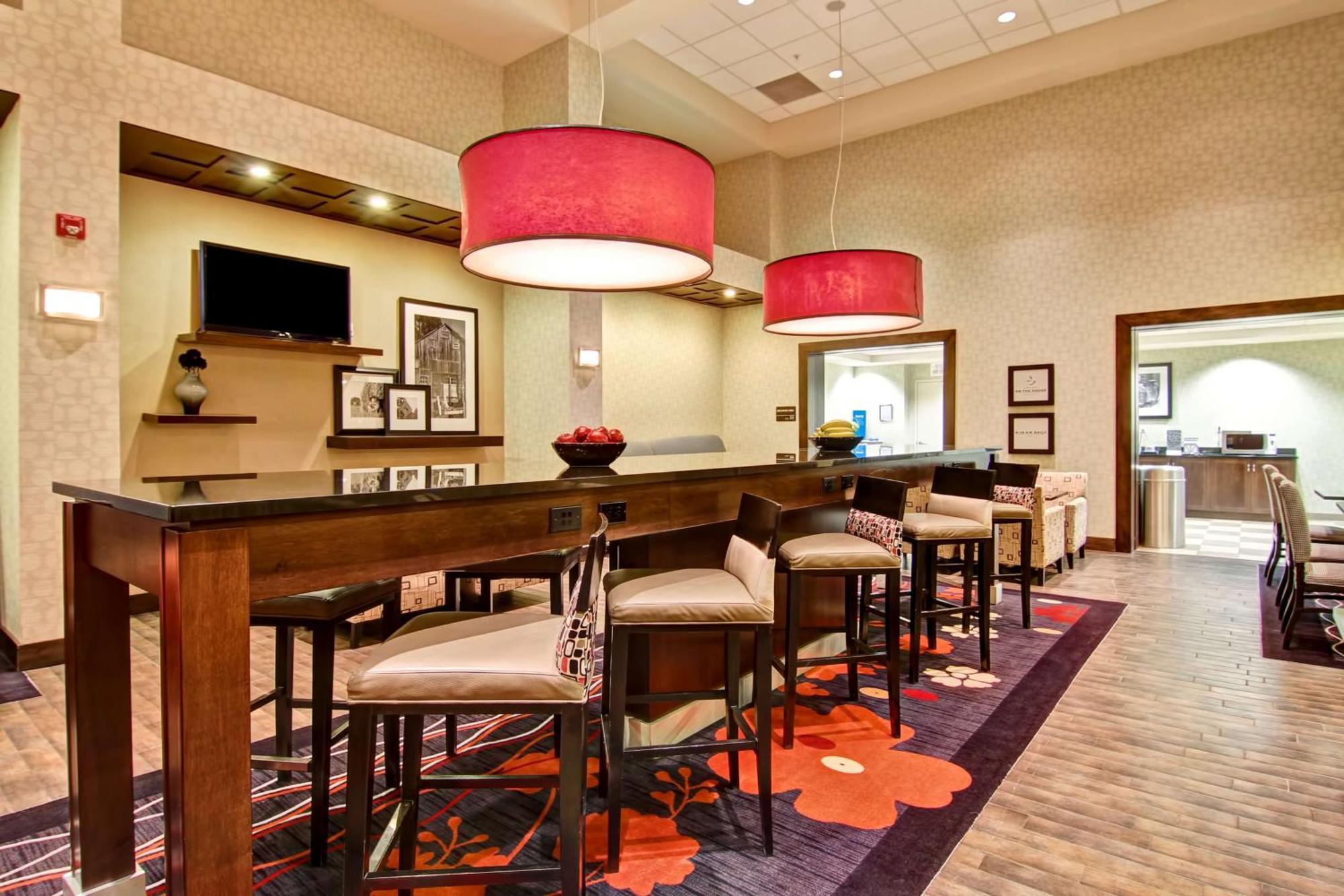 Hampton Inn & Suites Red Deer Penhold Экстерьер фото