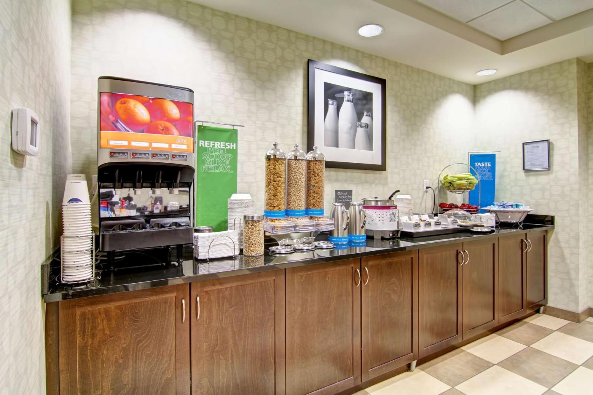Hampton Inn & Suites Red Deer Penhold Экстерьер фото