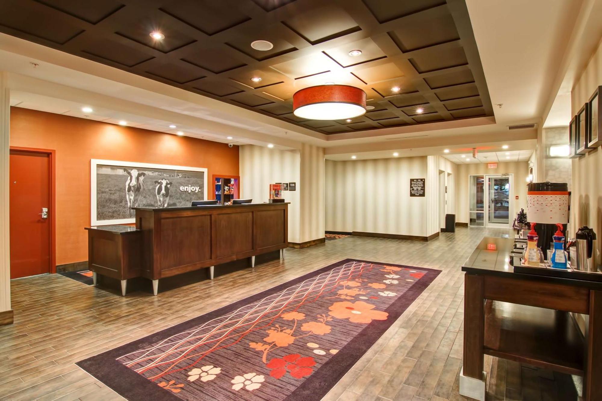 Hampton Inn & Suites Red Deer Penhold Экстерьер фото