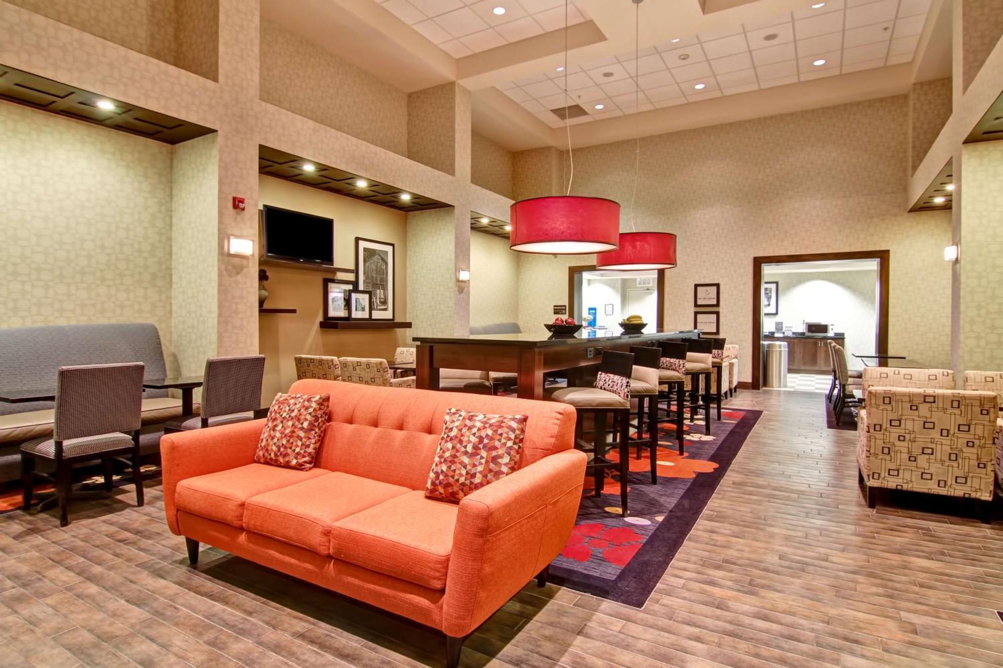 Hampton Inn & Suites Red Deer Penhold Экстерьер фото