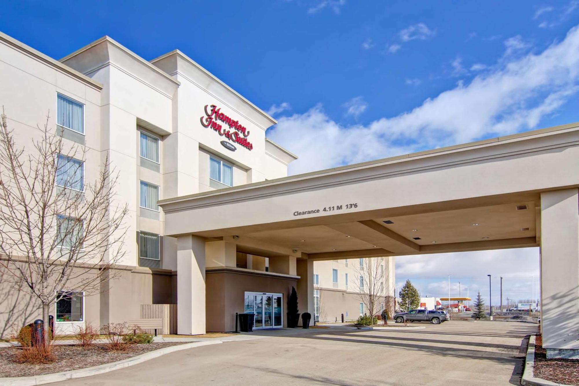 Hampton Inn & Suites Red Deer Penhold Экстерьер фото