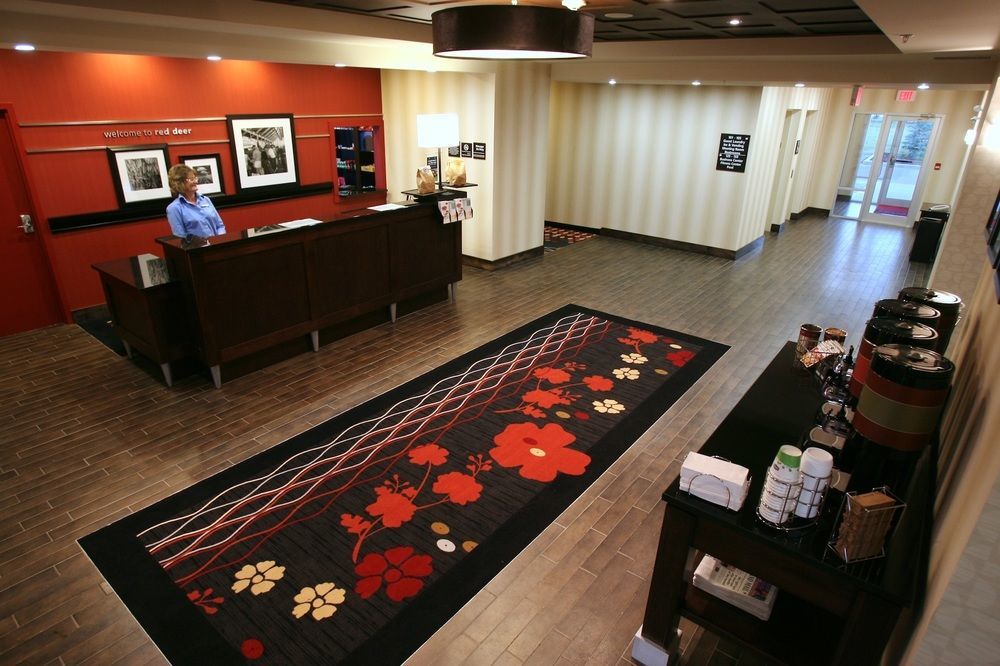 Hampton Inn & Suites Red Deer Penhold Экстерьер фото
