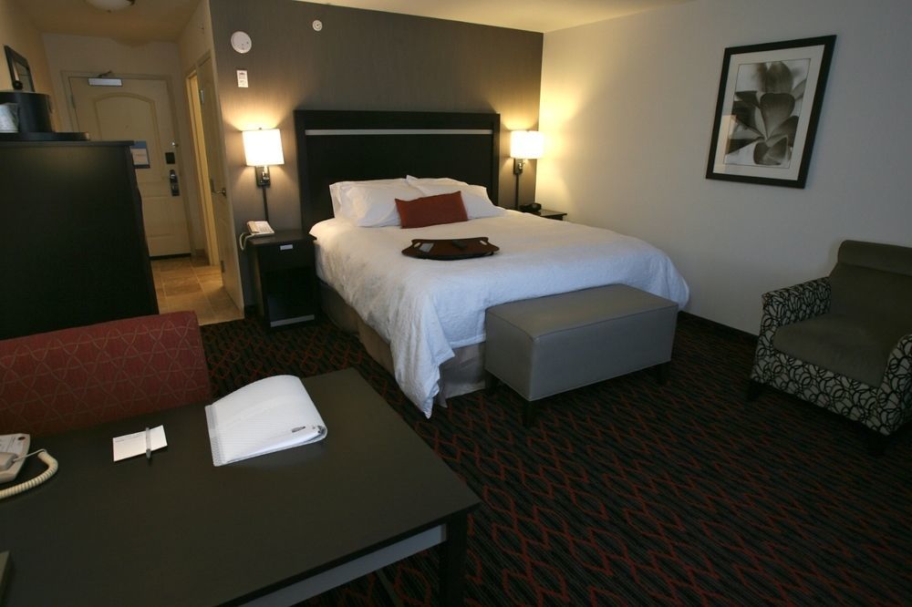 Hampton Inn & Suites Red Deer Penhold Экстерьер фото